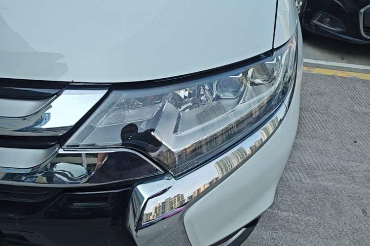 Used Mitsubishi Outlander 2018 2.4L 4x4 Elite Edition 5 Seats Left Front Headlight