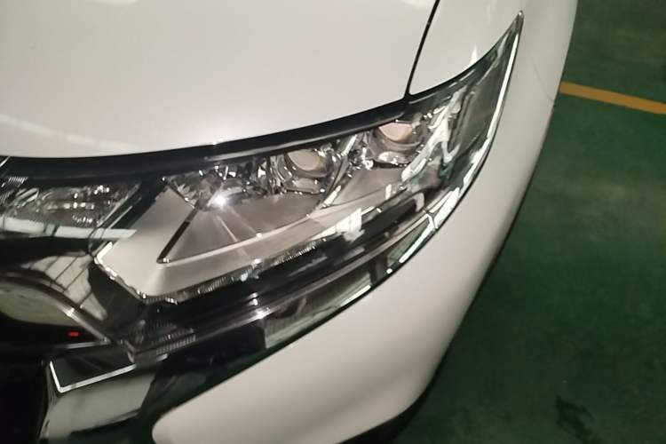 Used Mitsubishi Outlander 2018 2.4L 4x4 Elite Edition 5 Seats Left Front Headlight