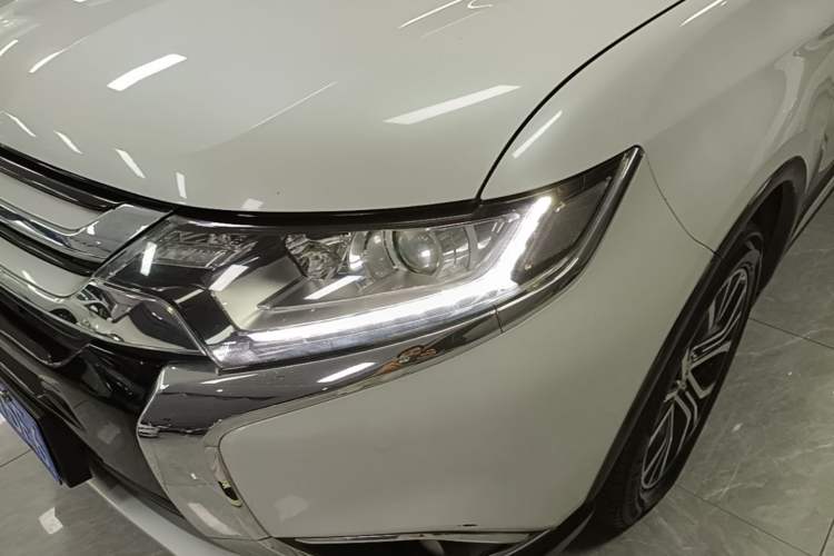 Used Mitsubishi Outlander 2018 2.0L Two-Wheel Drive Glory Edition 5 Seats Left Front Headlight
