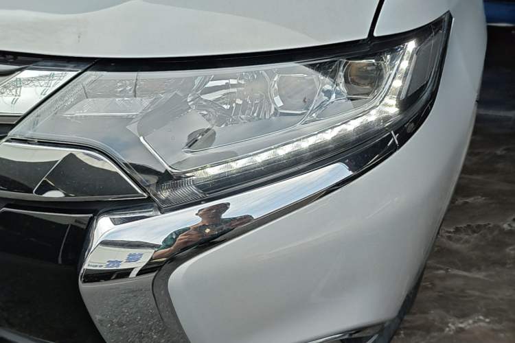 Used Mitsubishi Outlander 2018 2.4L 4x4 Elite Edition 5 Seats Left Front Headlight