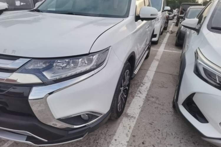 Used Mitsubishi Outlander 2018 2.4L 4x4 Elite Edition 5 Seats Left Front Headlight