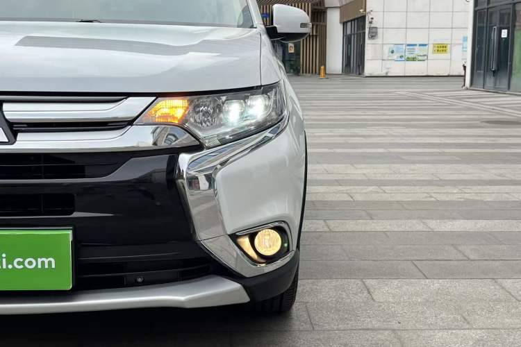 Used Mitsubishi Outlander 2018 2.4L 4x4 Elite Edition 5 Seats Left Front Headlight
