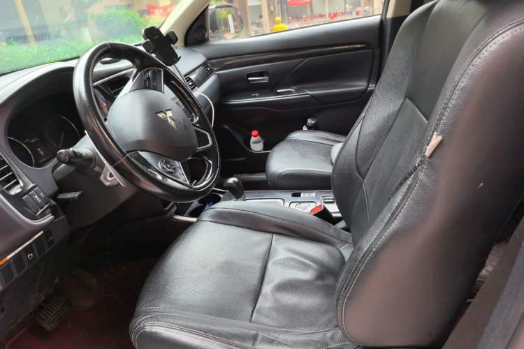 Used Mitsubishi Outlander 2018 2.4L 4x4 Luxury Edition 7-Seater Left Front Seat