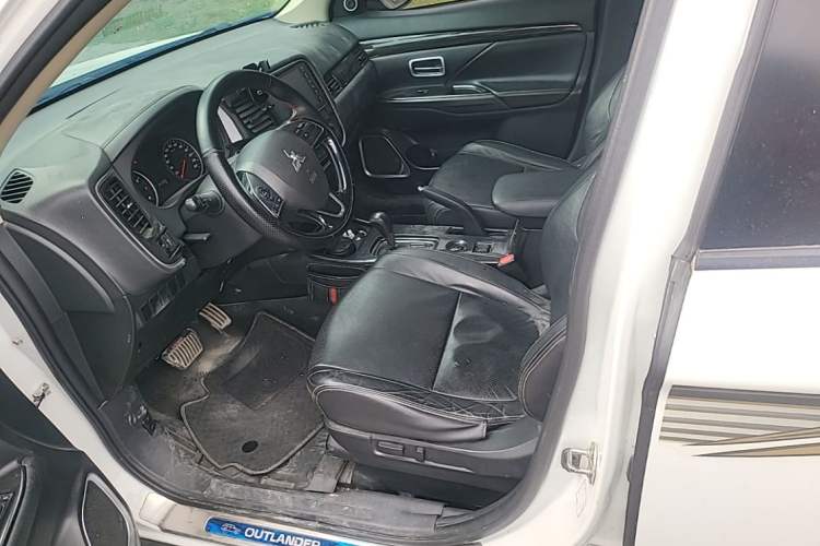 Used Mitsubishi Outlander 2018 2.0L Two-Wheel Drive Glory Edition 5 Seats Left Front Seat
