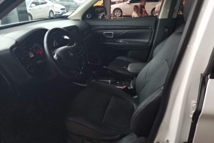 Used Mitsubishi Outlander 2018 2.0L Two-Wheel Drive Glory Edition 5 Seats Left Front Seat