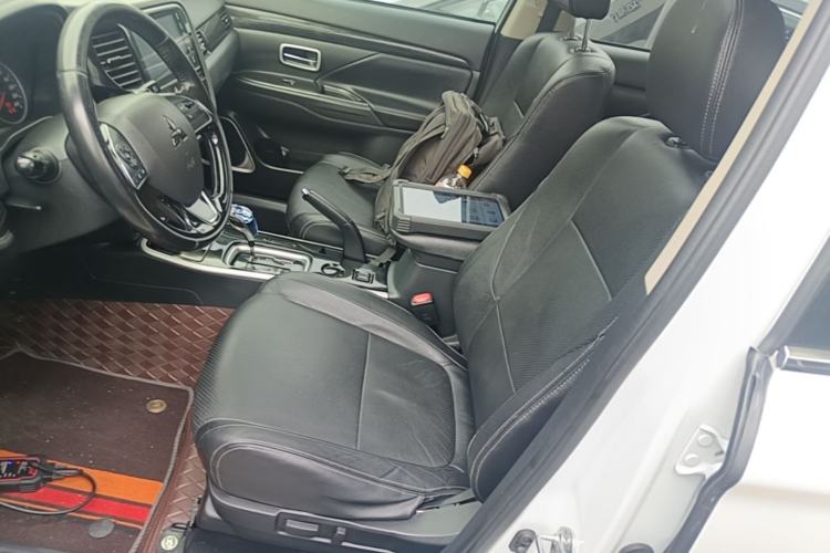 Used Mitsubishi Outlander 2018 2.0L Two-Wheel Drive Glory Edition 5 Seats Left Front Seat