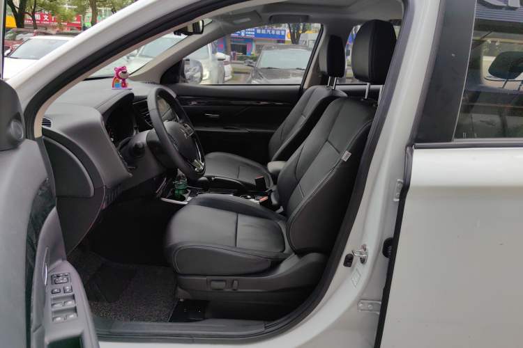 Used Mitsubishi Outlander 2018 2.0L Two-Wheel Drive Glory Edition 5 Seats Left Front Seat