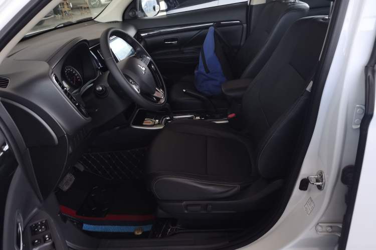 Used Mitsubishi Outlander 2018 2.0L Two-Wheel Drive Glory Edition 5 Seats Left Front Seat