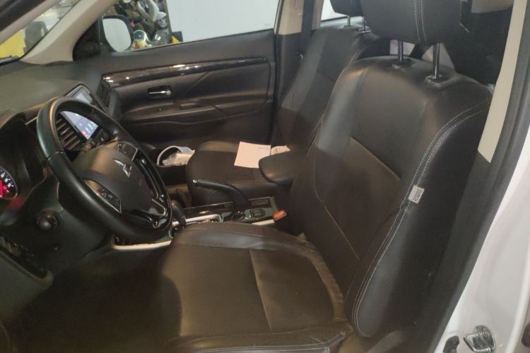 Used Mitsubishi Outlander 2018 2.0L Two-Wheel Drive Glory Edition 5 Seats Left Front Seat