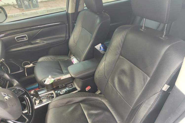 Used Mitsubishi Outlander 2018 2.4L 4x4 Luxury Edition 7-Seater Left Front Seat
