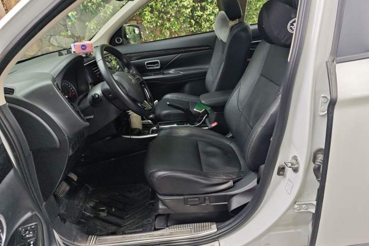 Used Mitsubishi Outlander 2018 2.0L Two-Wheel Drive Glory Edition 5 Seats Left Front Seat