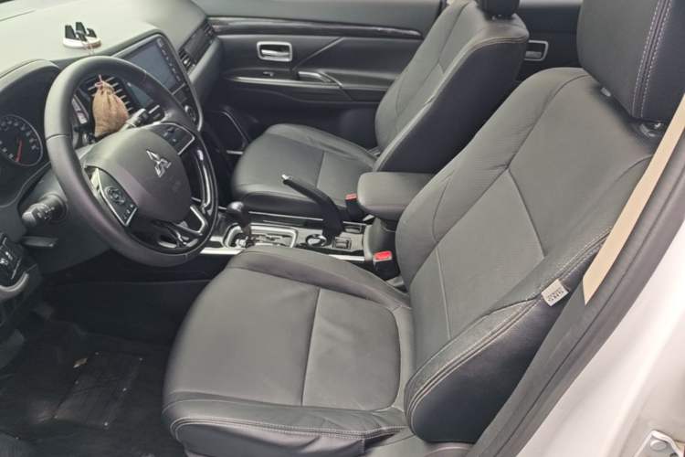 Used Mitsubishi Outlander 2018 2.0L Two-Wheel Drive Glory Edition 5 Seats Left Front Seat