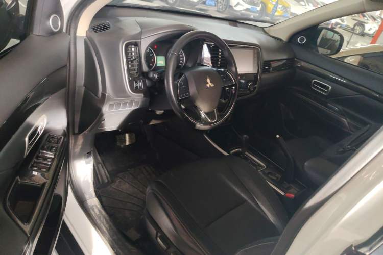 Used Mitsubishi Outlander 2018 2.0L Two-Wheel Drive Glory Edition 5 Seats Left Front Seat