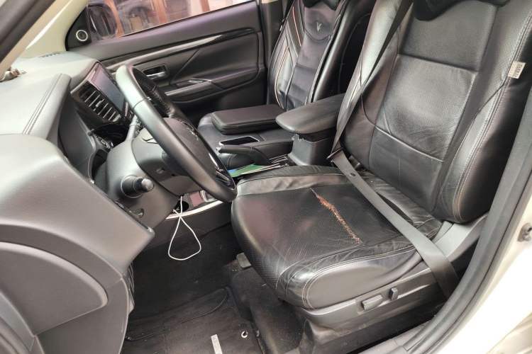 Used Mitsubishi Outlander 2018 2.0L Two-Wheel Drive Glory Edition 5 Seats Left Front Seat