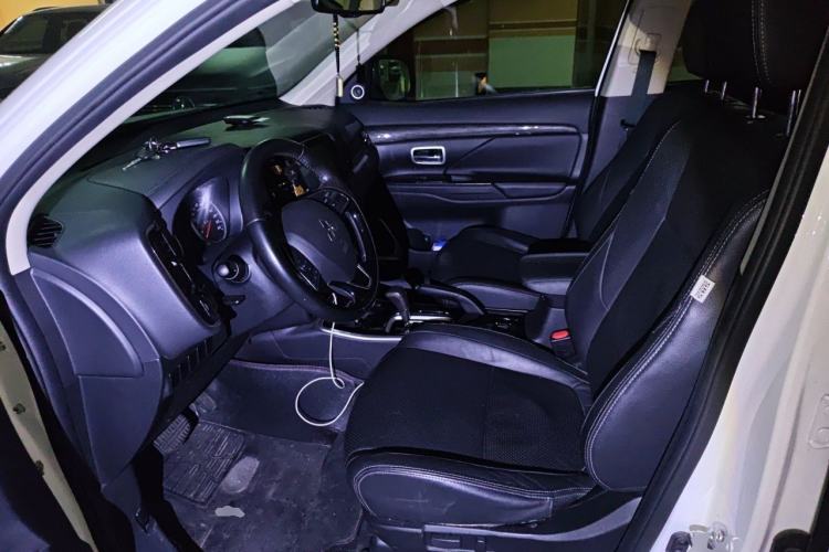 Used Mitsubishi Outlander 2018 2.0L Two-Wheel Drive Glory Edition 5 Seats Left Front Seat