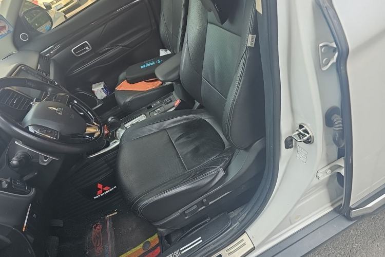 Used Mitsubishi Outlander 2018 2.4L 4x4 Luxury Edition 7-Seater Left Front Seat