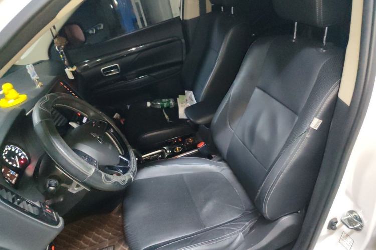 Used Mitsubishi Outlander 2018 2.4L 4x4 Luxury Edition 7-Seater Left Front Seat