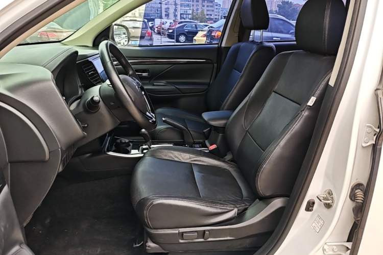 Used Mitsubishi Outlander 2018 2.0L Two-Wheel Drive Glory Edition 5 Seats Left Front Seat