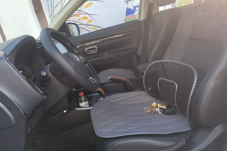 Used Mitsubishi Outlander 2018 2.0L Two-Wheel Drive Glory Edition 5 Seats Left Front Seat