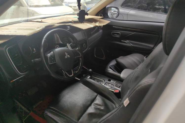 Used Mitsubishi Outlander 2018 2.4L 4x4 Luxury Edition 7-Seater Left Front Seat
