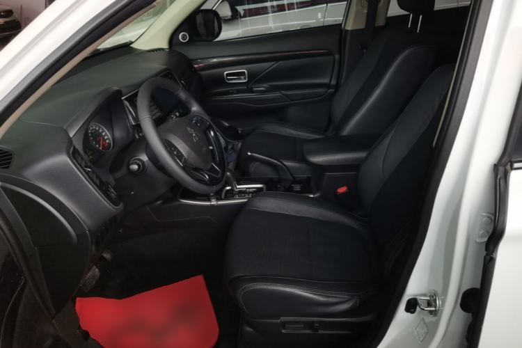 Used Mitsubishi Outlander 2018 2.0L Two-Wheel Drive Glory Edition 5 Seats Left Front Seat