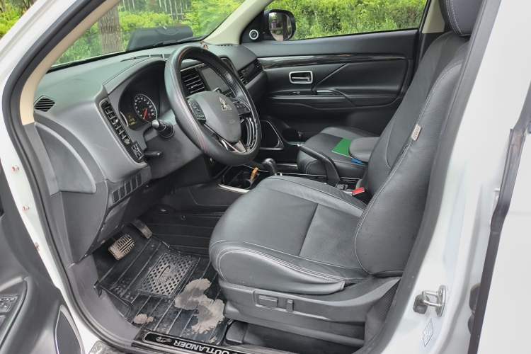 Used Mitsubishi Outlander 2018 2.0L Two-Wheel Drive Glory Edition 5 Seats Left Front Seat