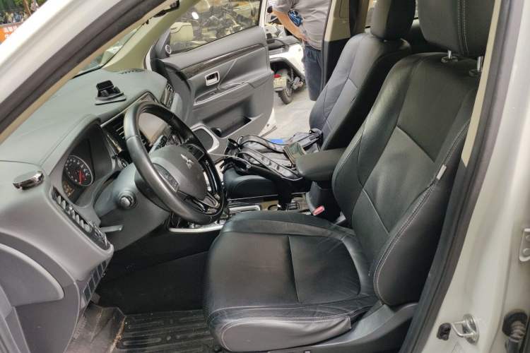 Used Mitsubishi Outlander 2018 2.0L Two-Wheel Drive Glory Edition 5 Seats Left Front Seat