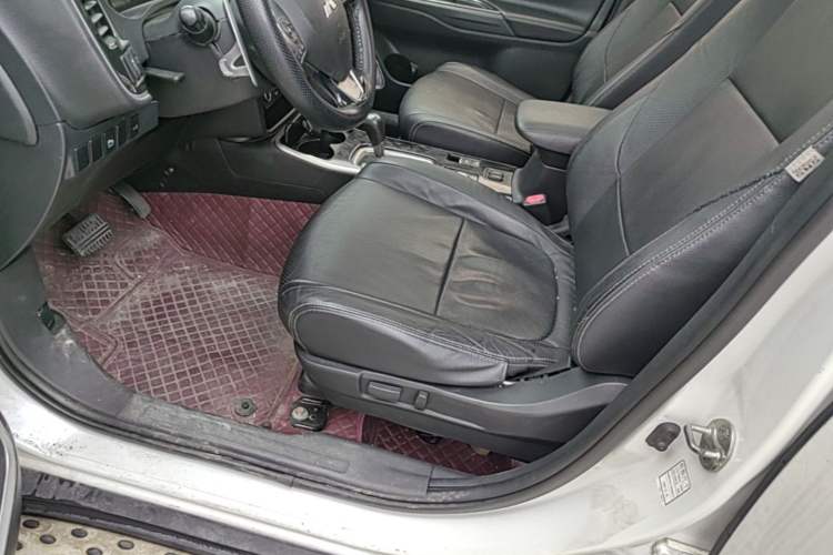 Used Mitsubishi Outlander 2018 2.4L 4x4 Elite Edition 5 Seats Left Front Seat