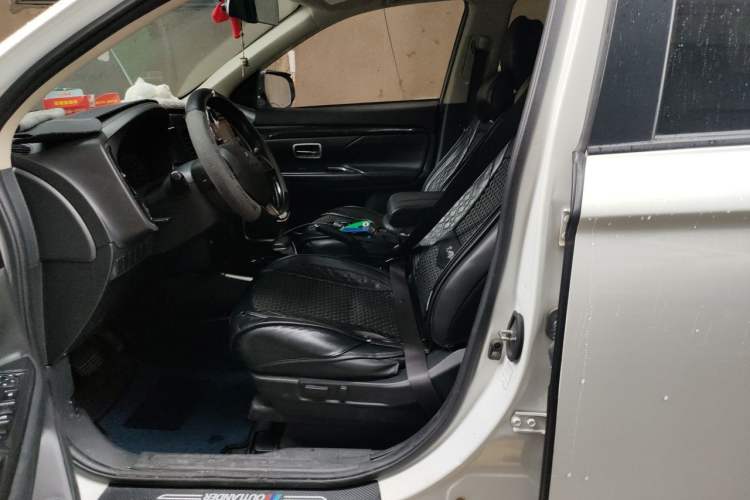 Used Mitsubishi Outlander 2018 2.0L Two-Wheel Drive Glory Edition 5 Seats Left Front Seat