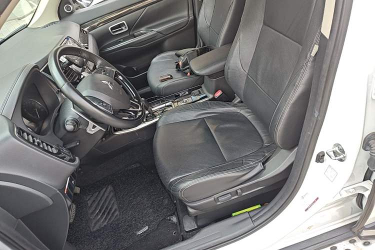 Used Mitsubishi Outlander 2018 2.4L 4x4 Elite Edition 5 Seats Left Front Seat