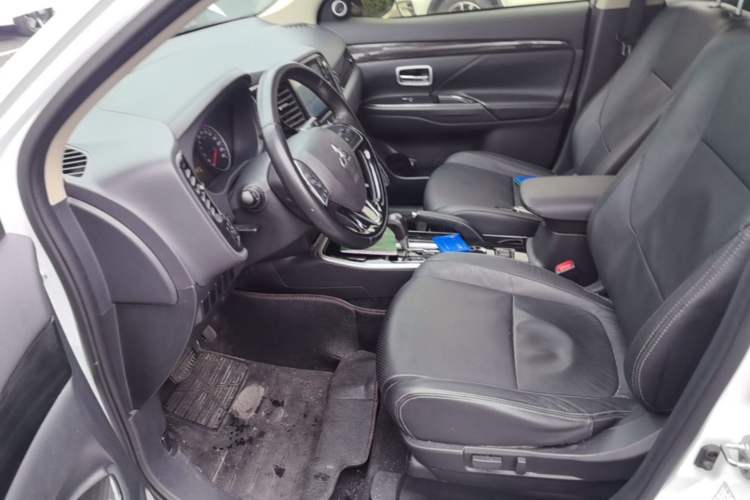 Used Mitsubishi Outlander 2018 2.0L Two-Wheel Drive Glory Edition 5 Seats Left Front Seat