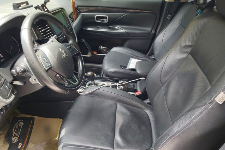 Used Mitsubishi Outlander 2018 2.4L 4x4 Luxury Edition 7-Seater Left Front Seat