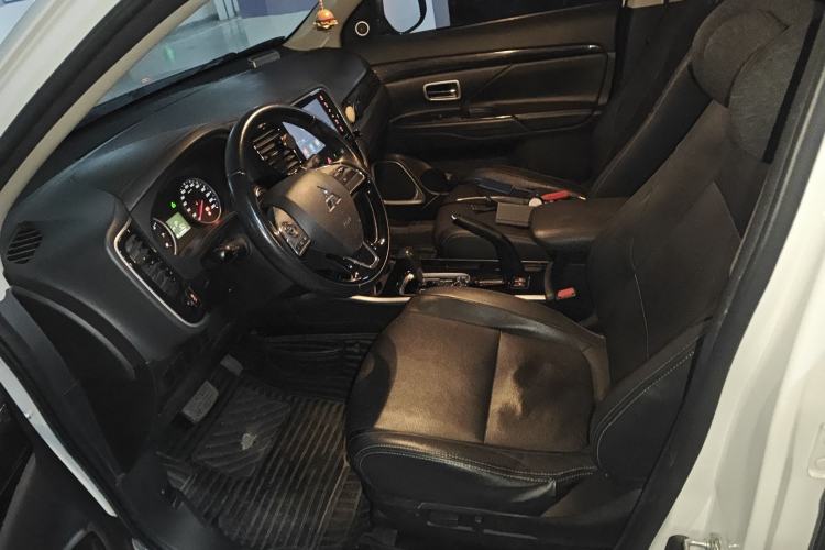 Used Mitsubishi Outlander 2018 2.0L Two-Wheel Drive Glory Edition 5 Seats Left Front Seat