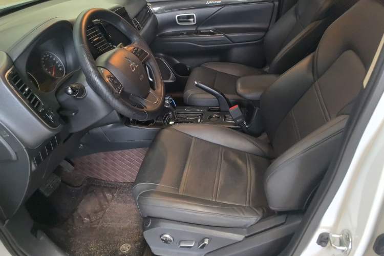 Used Mitsubishi Outlander 2018 2.0L Two-Wheel Drive Glory Edition 5 Seats Left Front Seat