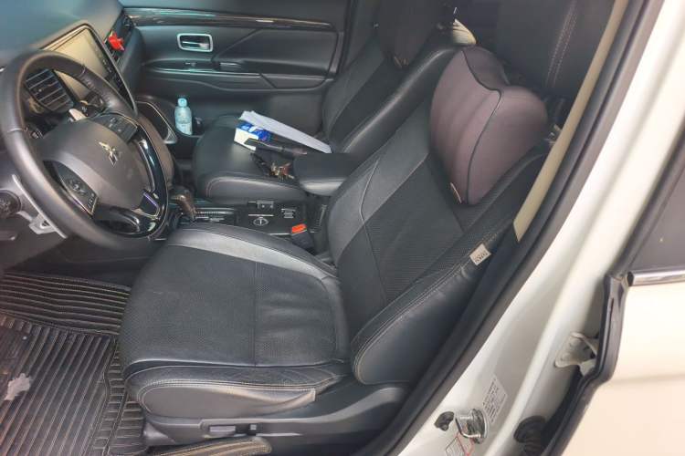 Used Mitsubishi Outlander 2018 2.4L 4x4 Elite Edition 5 Seats Left Front Seat
