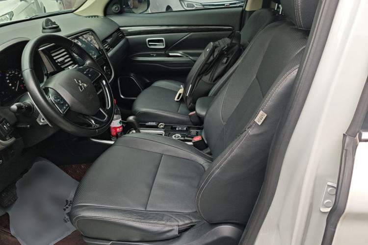 Used Mitsubishi Outlander 2018 2.4L 4x4 Elite Edition 5 Seats Left Front Seat