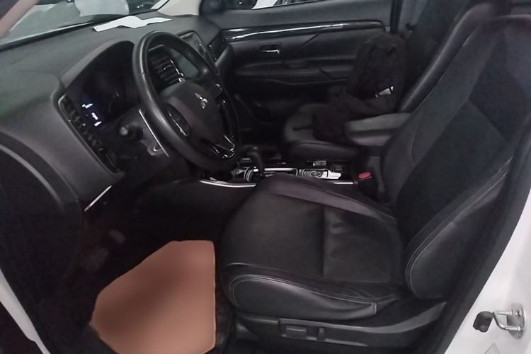 Used Mitsubishi Outlander 2018 2.4L 4x4 Elite Edition 5 Seats Left Front Seat