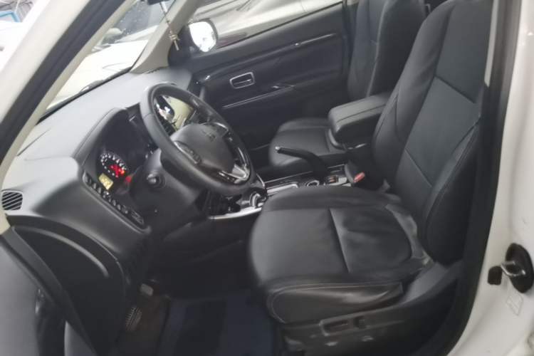 Used Mitsubishi Outlander 2018 2.0L Two-Wheel Drive Glory Edition 5 Seats Left Front Seat