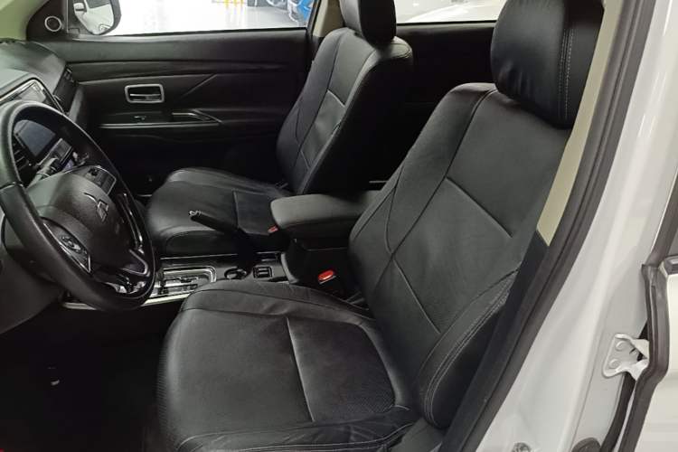 Used Mitsubishi Outlander 2018 2.0L Two-Wheel Drive Glory Edition 5 Seats Left Front Seat