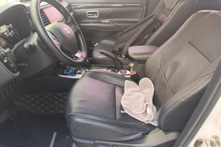 Used Mitsubishi Outlander 2018 2.0L Two-Wheel Drive Glory Edition 5 Seats Left Front Seat