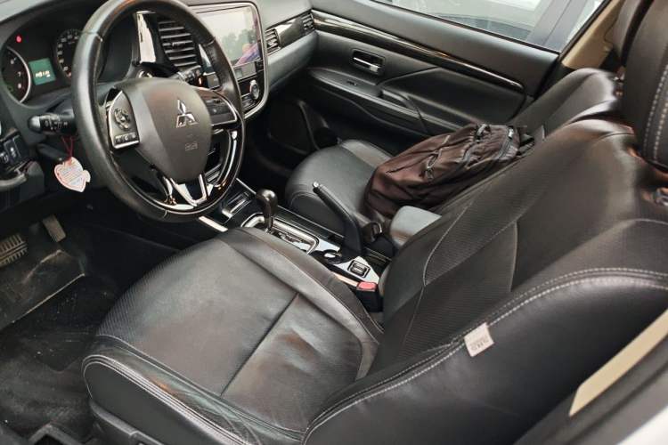 Used Mitsubishi Outlander 2018 2.0L Two-Wheel Drive Glory Edition 5 Seats Left Front Seat