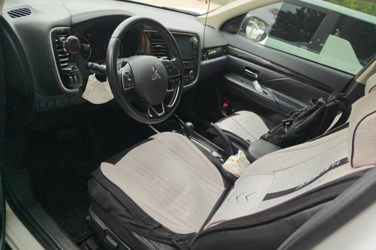Used Mitsubishi Outlander 2018 2.0L Two-Wheel Drive Glory Edition 5 Seats Left Front Seat