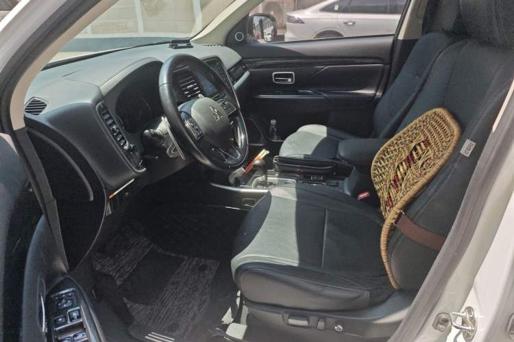 Used Mitsubishi Outlander 2018 2.4L 4x4 Luxury Edition 7-Seater Left Front Seat