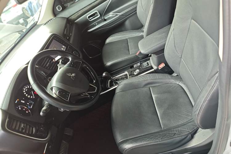 Used Mitsubishi Outlander 2018 2.4L 4x4 Elite Edition 5 Seats Left Front Seat
