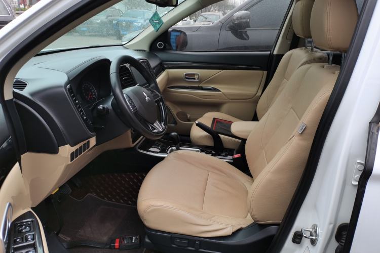 Used Mitsubishi Outlander 2018 2.0L Two-Wheel Drive Glory Edition 5 Seats Left Front Seat