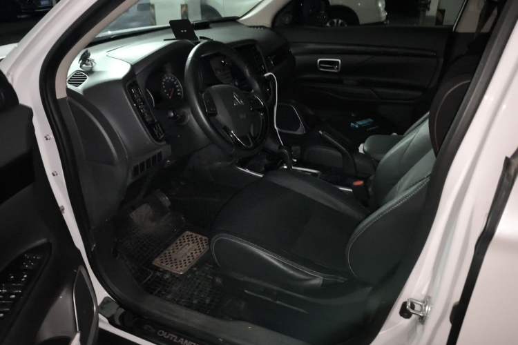 Used Mitsubishi Outlander 2018 2.0L Two-Wheel-Drive Jiale Edition 7-Seater Left Front Seat
