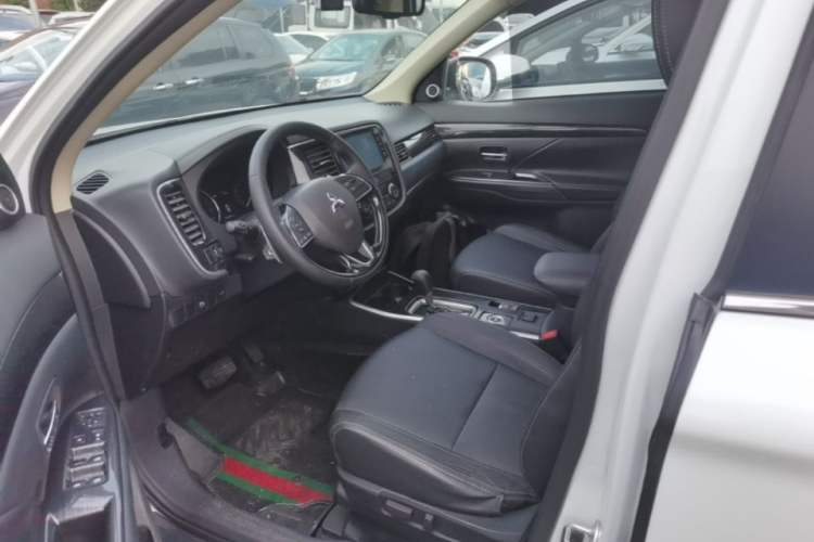 Used Mitsubishi Outlander 2018 2.4L 4x4 Elite Edition 5 Seats Left Front Seat