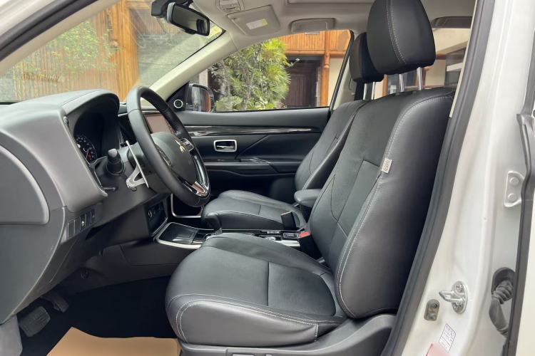 Used Mitsubishi Outlander 2018 2.4L 4x4 Elite Edition 5 Seats Left Front Seat