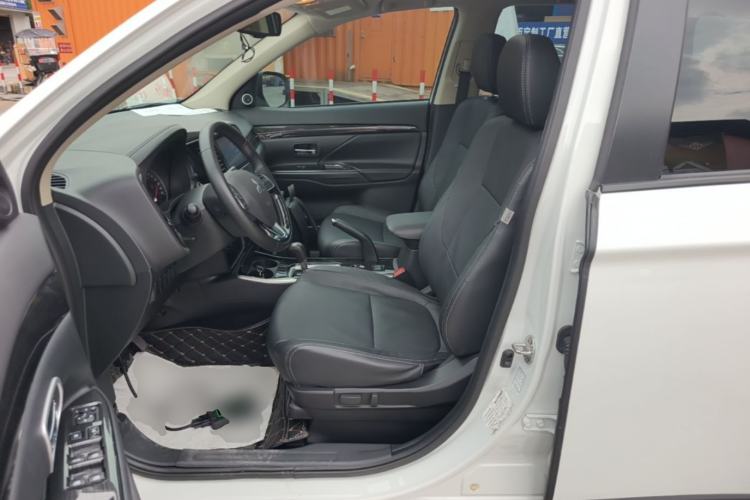 Used Mitsubishi Outlander 2018 2.0L Two-Wheel Drive Glory Edition 5 Seats Left Front Seat