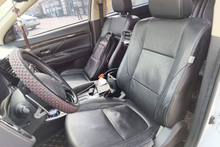 Used Mitsubishi Outlander 2018 2.4L 4x4 Elite Edition 5 Seats Left Front Seat